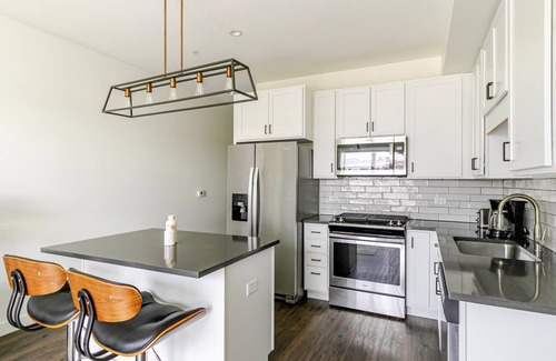 Elmhurst Apartment | Blueground | Elmhurst, pool, nr Elmhurst Art Museum