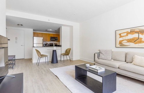 Hunters Point Apartment | Blueground | LIC, pool & w/d, nr Gantry Park