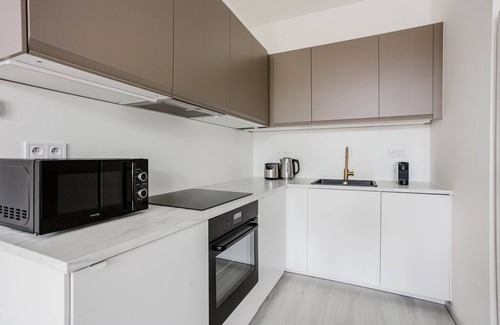 Vrsovice Apartment | Blueground | Prague 10, nr park & foodie area (PRG-14)
