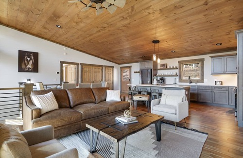 Epworth Cabin | Blueridge GA area. Fishing Creek Cabin. Hot Tub, Arcades, Grill