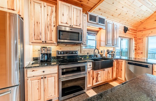 Boomer Cabin | Blueridge Mtn Cabin Million Dollar View on Majestic Mtn Hot Tub Wifi Fire Pit