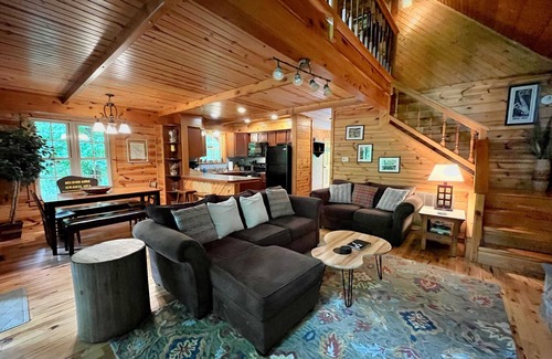 Slade Cabin | Blues Moon RRG - Hot tub, wifi, pool table!