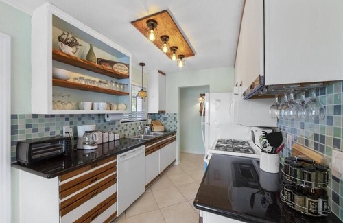 Loma Alta House | Bluff Bungalow/VIEW/3 mi to beach/King bed/Pet friendly