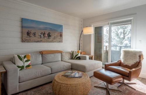 Elkhorn Village Apartment | Bluff Condo 4033