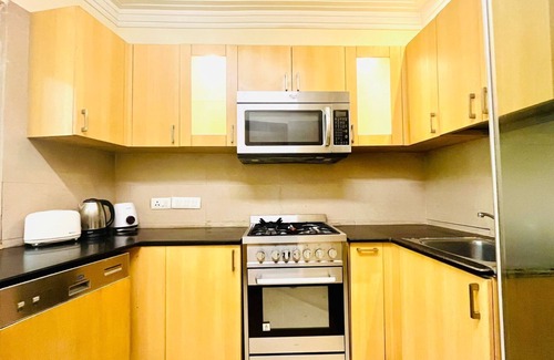 Sushant Lok Apartment | BluO 1BHK - DLF Galleria | BathTub, Balcony, Suite