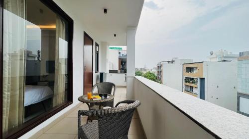 Sector 39 Apartment | BluO 3BHK Golf Course Road - Balcony, Lift, Terrace