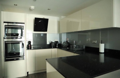 Whitechapel Apartment | BnBNook - 2BR by Tower of London and Tower Bridge