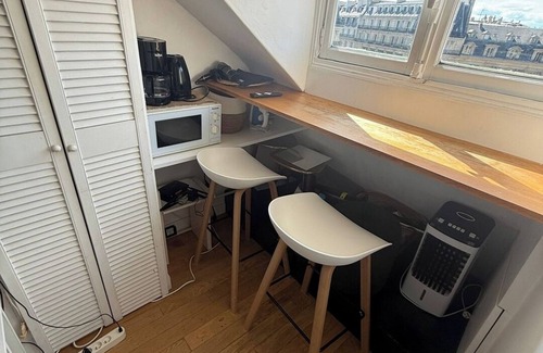 2nd Arrondissement Apartment | BnBNook - Chic Studio by Place des Victoires