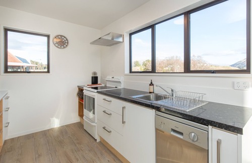 Wanaka House | Bo's Bach: A stunning place, great location, sunny & pet Friendly !