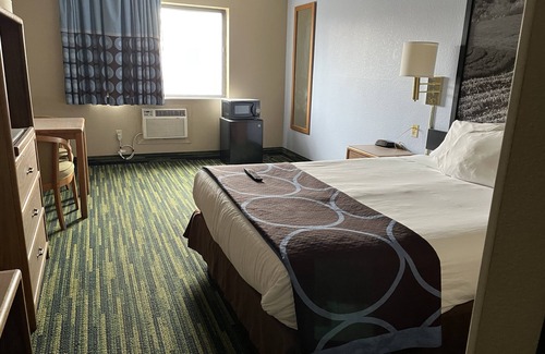 Waterloo Hotel | Boarders Inn & Suites by Cobblestone Hotels - Waterloo/Cedar Falls