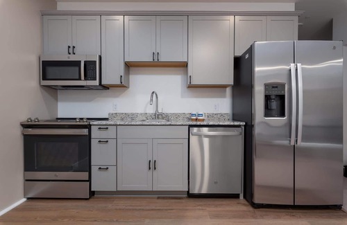 Livingston Apartment | Boardwalk Hotel | King with Kitchenette, Lake Anna
