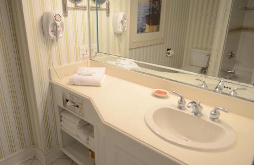 Clear Lake Shores Hotel | Boardwalk Inn