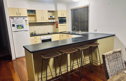 Harrington House | Boat Access with short Walk to River, Pub, Park & fully fenced yard