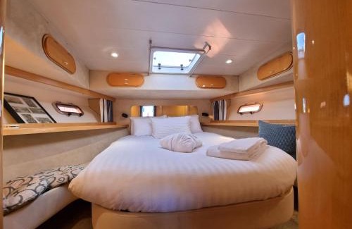 Cherbourg-en-Cotentin Boat Rental | BOAT APPART TITANIC Cherbourg motor yacht à quai ROSE STAR