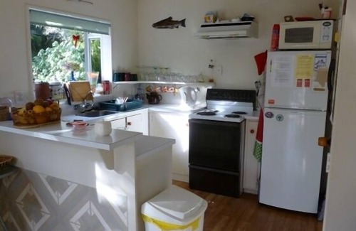 Hatepe House | Boating, swimming, fishing, walking, cycling. Child and pet friendly.