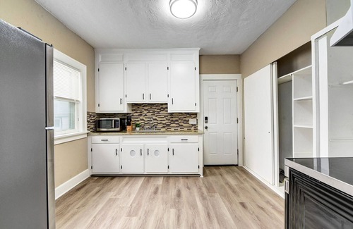 Cleveland Apartment | Bohemian Retreat ~ 15 min to Downtown~ 8 min to Cleveland Clinic