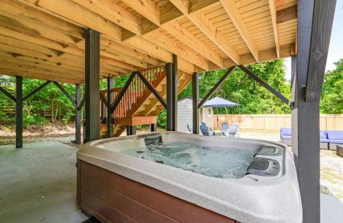 Downtown House | Boho 5BR Modern Villa w Hot Tub, Grill, Patio and Backyard