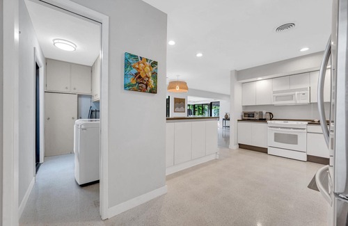 Middle River Terrace House | Boho Chic/Heated Pool/Walk To Beach/Escapism at its finest/Coconut Key/H0MES