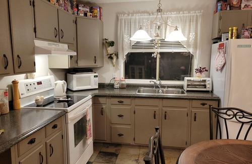Southeast Calgary House | Boho chic vibe! Family & Dog friendly, 5G, A/C, Hot tub, close to Stampede Park!