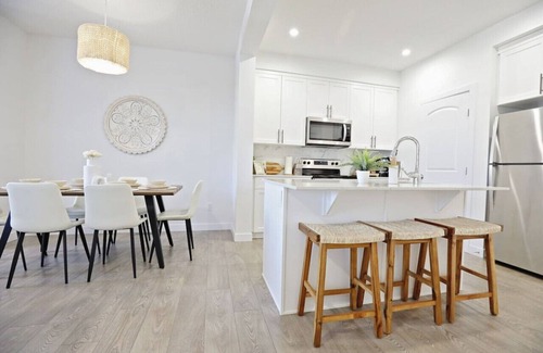 Northwest Edmonton House | BoHo Retreat with King Beds|Golf|Disney+|Near WEM