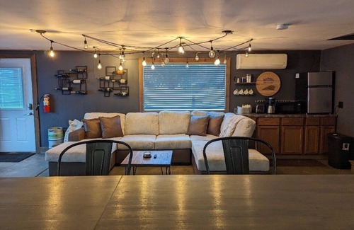 McFarland House | Boho & Rustic Getaway ~ King Bed ~ Close to Madison!