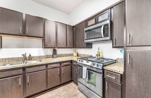 Highland Apartment | Boho SoCo 1BR Queen Suite w/GymPickleballLaundry