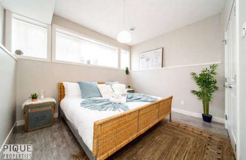 North Central Edmonton House | Boho Suite - Long Stays - King Bed - Fireplace & WiFi