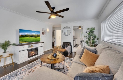 Knight Park Apartment | Boho Westside Retreat | Fire Pit + Walk to Eats