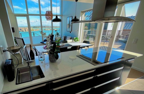 Karna House | Bohuslän Sea Lodge-Modern house for 6 by the sea with a boathouse in the marina