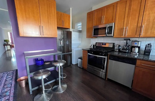 Woodlawn Apartment | Book the Great Migration Guest House. Family-sized condo near the Green Line.nn