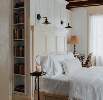 Hobart Apartment | Book Village Inn - Dickinson Room Queen Bed