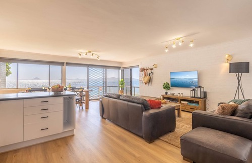 Soldiers Point Apartment | Boondelbah 4, 29 Soldiers Point Rd - waterfront bliss