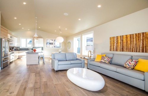 Bend House | Borders Bend's bike trails, 24-hr staff ~ concert shuttle ~ resort amenities~ 🐶