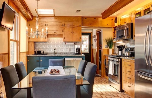Manitou Springs House | Borders Manitou Incline, Barr Trail, Cog Railway, Creek~Private Drive~HOT TUB!
