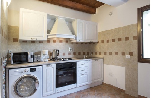 Tresana House | Borgo Di Tresana can accommodate 10 people, free Wi-Fi, private garden