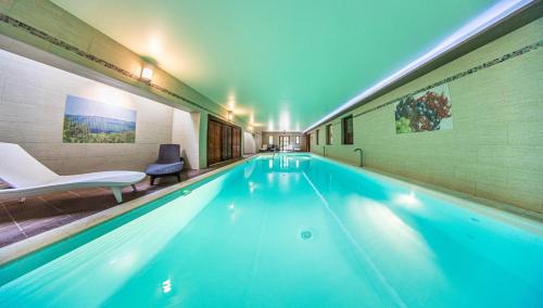Gyongyos Hotel | Borhotel Sziluett Farkasmály