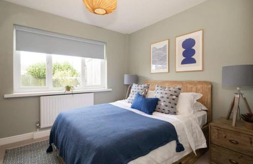 Bosham House | Bosham 3 BR Beach House with Garden & Playhouse