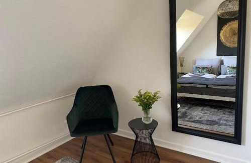 Mittelmeiderich Apartment | BOSTEL 1 - Modernes Dachgeschoss-Studio in Duisburg Meiderich, 4,7 km Hbf, U-Bahn 250m, Flughafen Düsseldorf 28 km, Landschaftspark 2,9 km