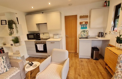 Botley Ski Chalet | Botley village, lodge, 2 bed, sleeps 3, cosy rural location,