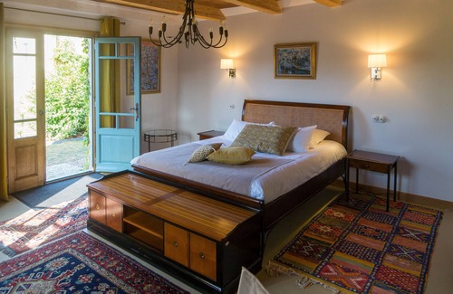 Saint-Maime-de-Pereyrol Bed & Breakfast | Bougainvillea room in Dordogne, with swimming pool and independent access.