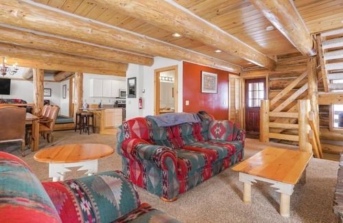 Wildernest Cabin | Boulder Cat Lodge - Sleeps 14 - Pet friendly,nMtn views & close to ski resorts