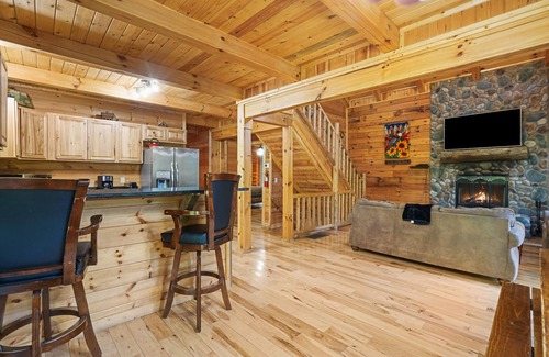 Rockbridge Cabin | Boulder Ridge, hot tub, WiFi, firepit, grill