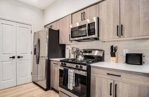 Glendale Sports and Entertainment District Apartment | Boulevard Stays Luxe 1BR by Stadium Pool, Parking, Gym 07