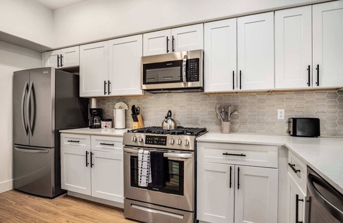 Glendale Sports and Entertainment District Apartment | Boulevard Stays Luxe 2BR by the Stadium Pool, Parking, Gym 10