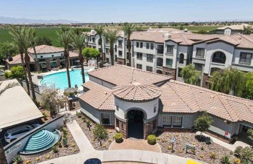 Glendale Sports and Entertainment District Apartment | Boulevard Stays Luxe 2BR by the Stadium Pool Parking Gym 06