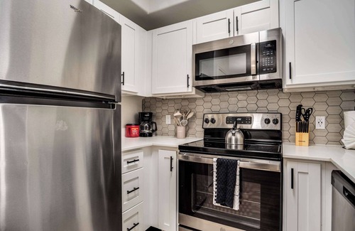 Chandler Apartment | Boulevard Stays Quiet Modern 2BR Pickleball, Pool, Parking, Gym 06