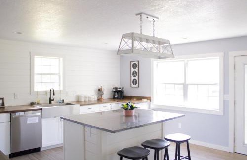 Carthage House | Bountiful Cabin Secluded property with Hot Tub