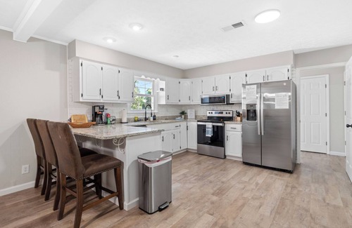 Shelbyville House | Bourbon Trail Getaway ~ Hot Tub + Dogs Welcome + Game Room + Cornhole + KY Fun