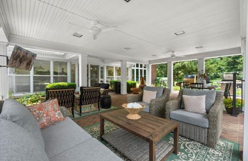 Frankfort House | Bourbon Trail - Golf Sim, Speakeasy, Sauna, Hot Tub
