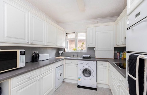 Westbourne Apartment | Bournecoast: Apartment Near Shops/beaches - Wifi - Parking - PET Friendly - 8498
